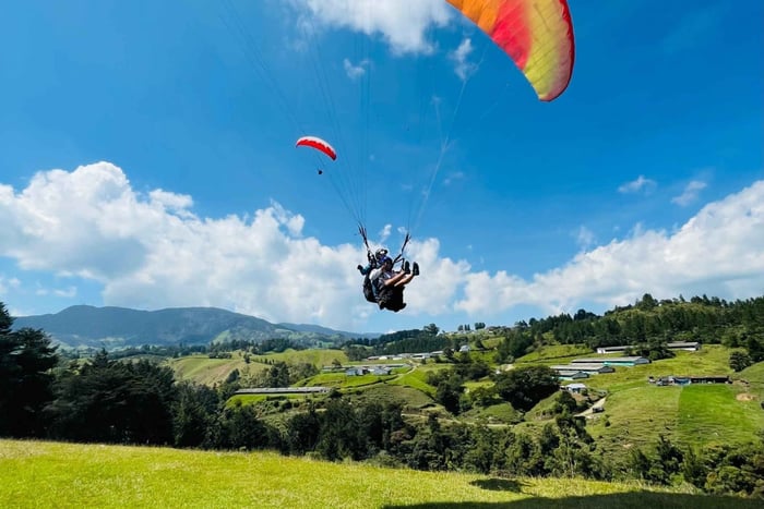 Medellín: Paragliding San Felix. GoPro and Transport Options