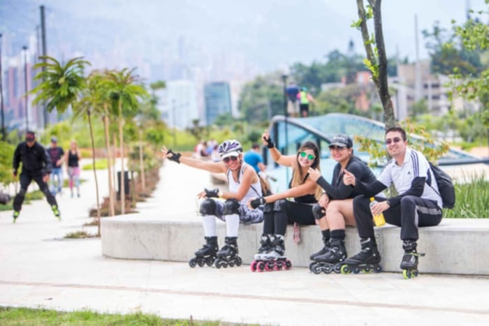 Medellín: Roller Skate City Tour with Local Snacks