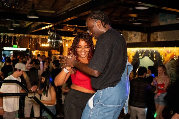 Medellín: Salsa- & bachata-yöelämäretki