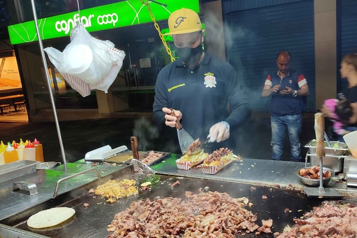 Medellin: Street Food and Poblado Rooftop Tour with a Local