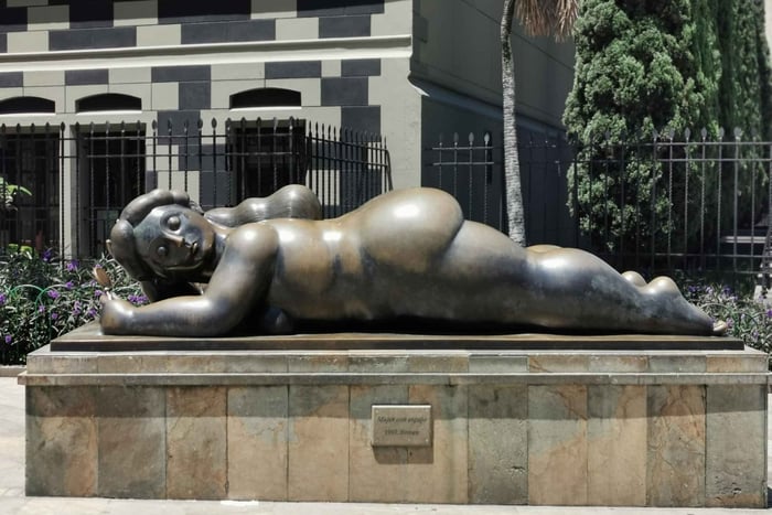Medellín: urban stories, cable car, history and snack
