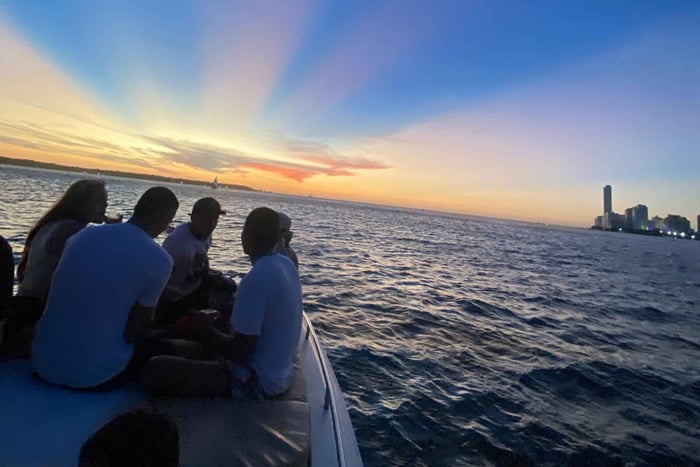 Vida nocturna: fiesta en barco al atardecer + tour por el casco antiguo