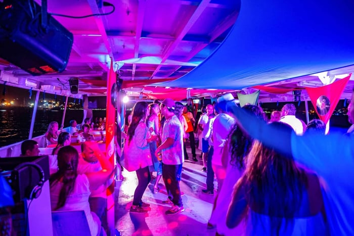 San Andrés: Catamaran Cruise with Dinner and Show