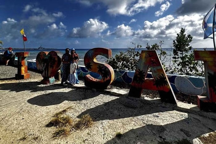 San Andrés: Chiva City Tour + White Night