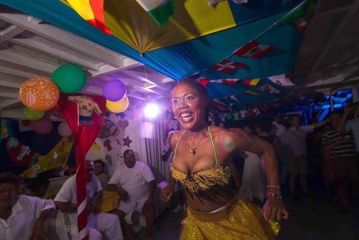 San Andrés: White Night Catamaran Cruise with Dinner & DJ