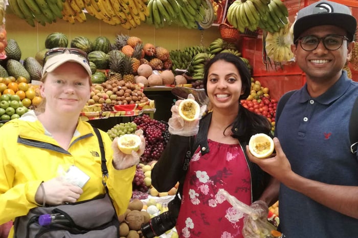 Visite partagée des fruits exotiques colombiens au marché de Paloquemao