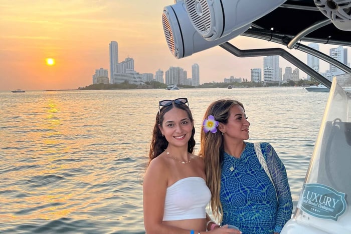 Открытый бар Sunset Party в заливе и общение с местными жителями