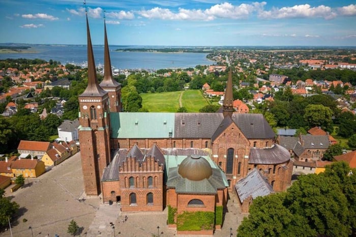 En stor enkel tur; Katedral, vikingaskepp och slott