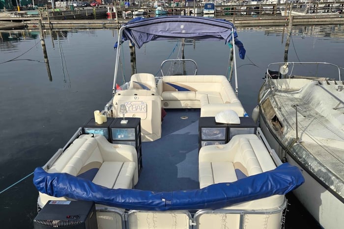 Lifestyle Boat Experience with Music & Drinks
