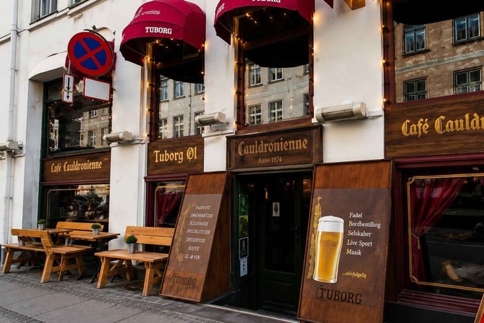 Excursão turística de cerveja pela Copenhague antiga a pé, com guia local.