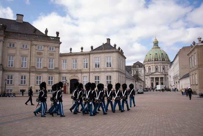 Copenaghen: Palazzo di Amalienborg con salta-coda e tour del canale