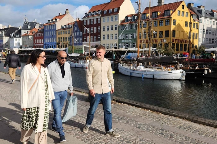 Omvisning til fots for små grupper med kaffe, kake og kultur