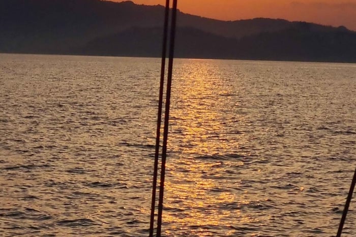 2 hours sunset sailing in a sailboat in Platja d'Aro