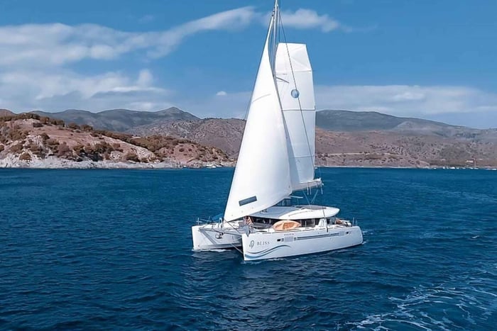 Privat katamaransejlads på 8 timer langs Costa Brava med afgang fra Roses