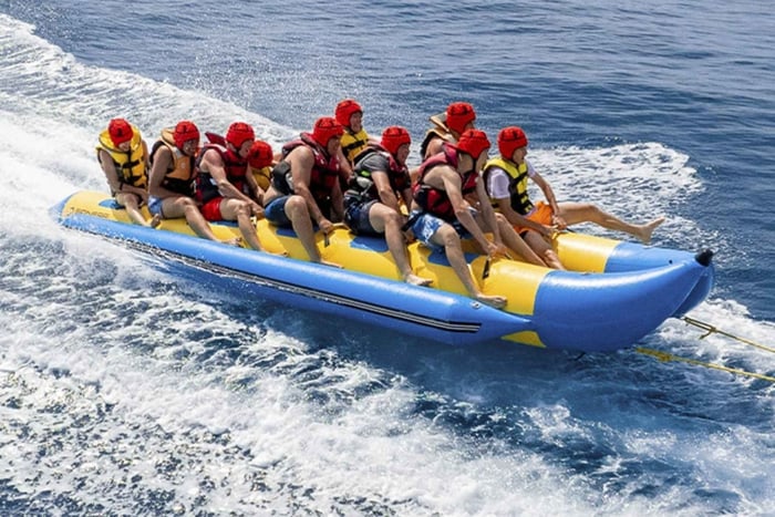 Giro in banana boat a Roses: divertimento e adrenalina in Costa Brava