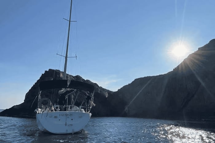 Entdecke Punta Falconera: Schwimmen, Segeln, SUP & atemberaubende Aussicht