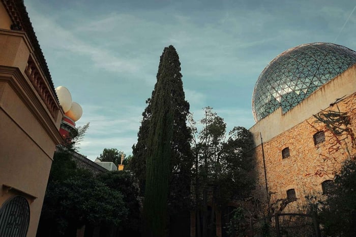 Figueres : billet pour le Théâtre-musée Dalí, audio-guide et promenade en ville