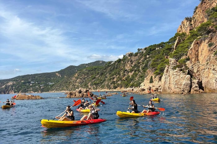 Da Barcellona: caccia al tesoro in kayak e foto in snorkeling