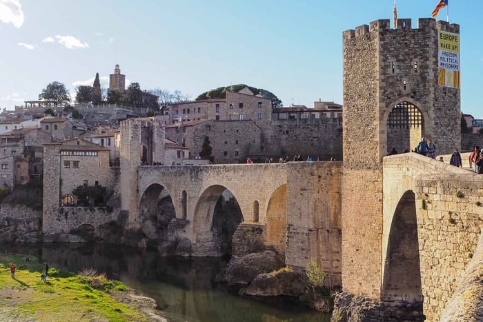 Desde Girona: Excursión de un día a Besalú, Banyoles y la Garrotxa Histórica