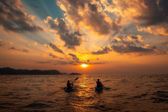 Vanuit Lloret de Mar: Fenals Beach Sunrise Kayaking Tour