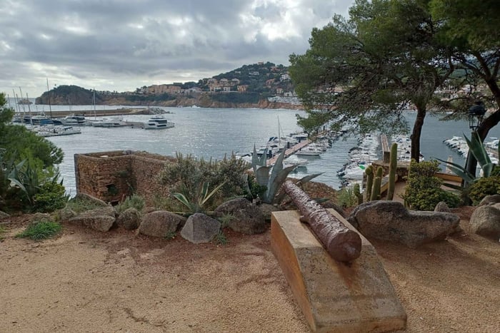 piesza wycieczka z przewodnikiem po mieście Sant Feliu de Guíxols.