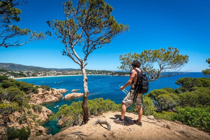 Tour Costa Brava: senderos costeros, snorkel, saltos desde acantilados y comida.
