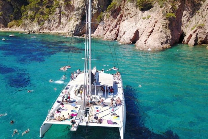 Lloret de Mar : croisière en catamaran avec barbecue et boissons