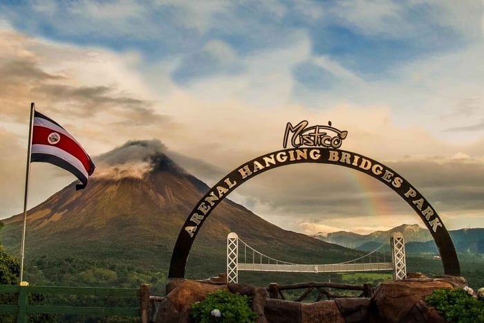 La Fortuna: Tur til vulkanen Arenal, hengebroer og fossefall