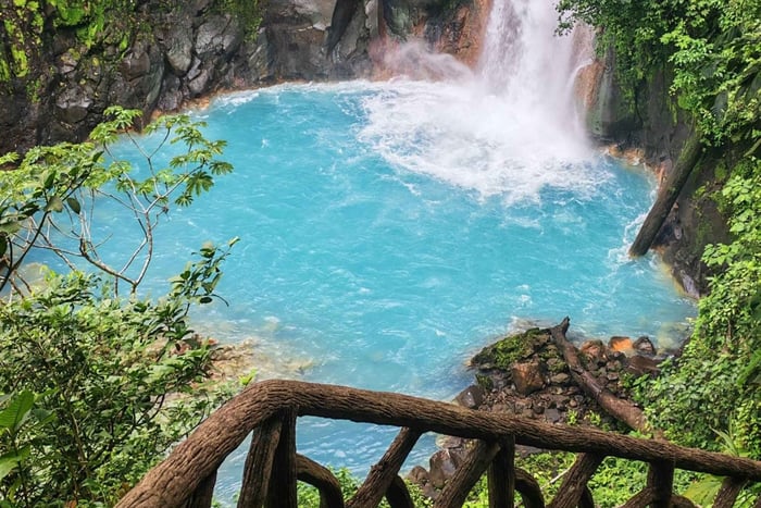 La Fortuna : cascade du Rio Celeste, tubing et déjeuner
