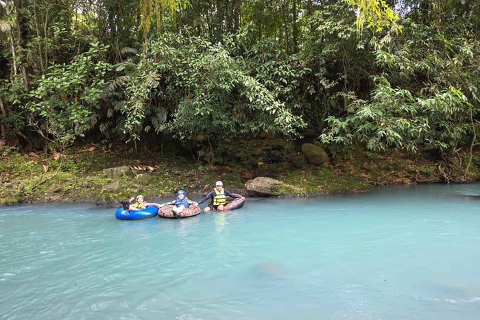 EcoTubing en el místico río Celeste: aventura y avistamiento de perezosos