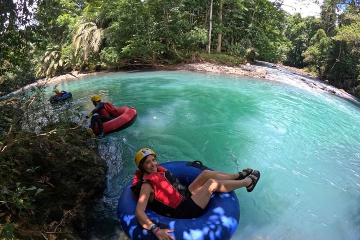 Tubing en el río Celeste: rápidos, arcilla y vida silvestre
