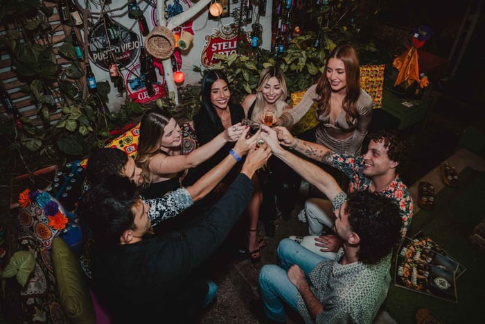 Tour esclusivo dei bar di San José con drink e ingressi ai club