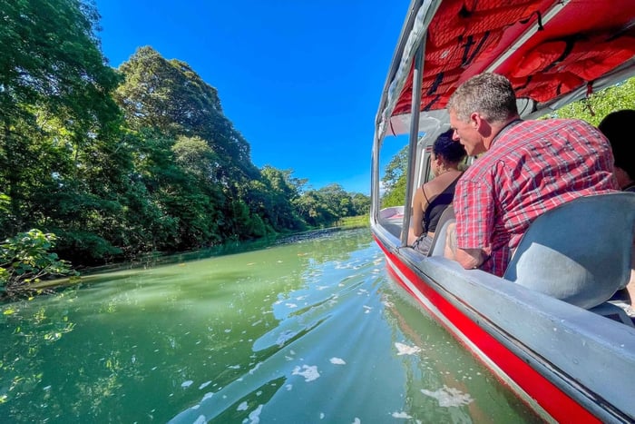 Excursion en bateau à Tortuguero, jardin tropical et plage Maratopia, fruits compris