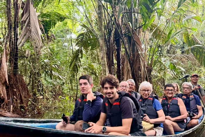 Tortuguero: paquete de visita guiada en canoa y puesta de huevos de las tortugas en francés