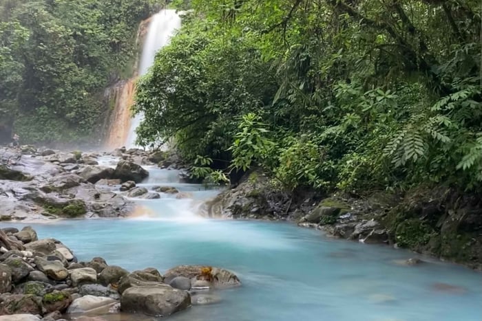 escursione alle cascate nella foresta pluviale tropicale