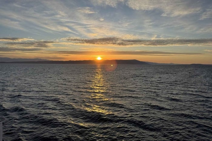 Biograd: paseo en barco al atardecer con vino y vistas de la Isla del Amor