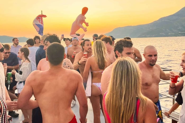 Dubrovnik: fiesta en barco el viernes, baño en una cueva, bebidas y entrada a una discoteca
