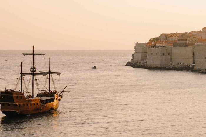 Dubrovnik: Crucero en Galeón al Atardecer con Guía en Vivo y Bebida