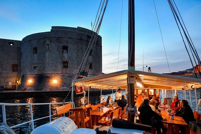 Dubrovnik: Vanhankaupungin ympärillä tapahtuva panoraama-auringonlaskun cocktail-risteily