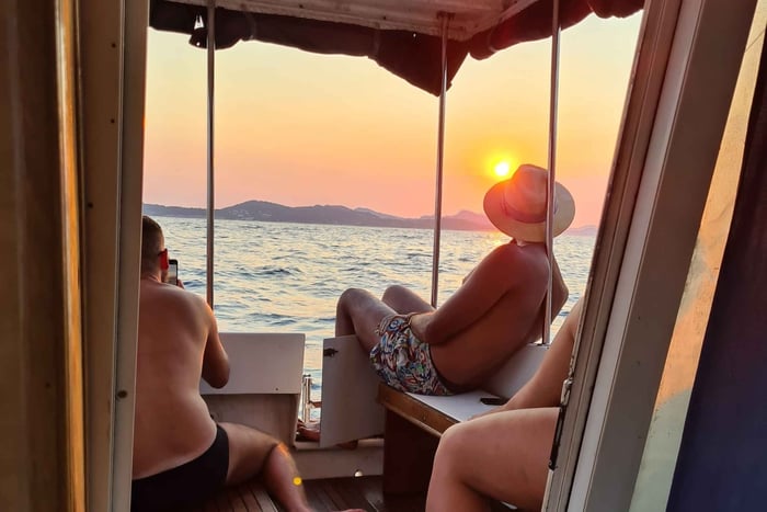 Dubrovnik: Private Sunset on the Sea Cruise with Wine