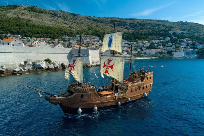 Dubrovnikista: Elaphitin saarten kaleoniristeily lounaalla.