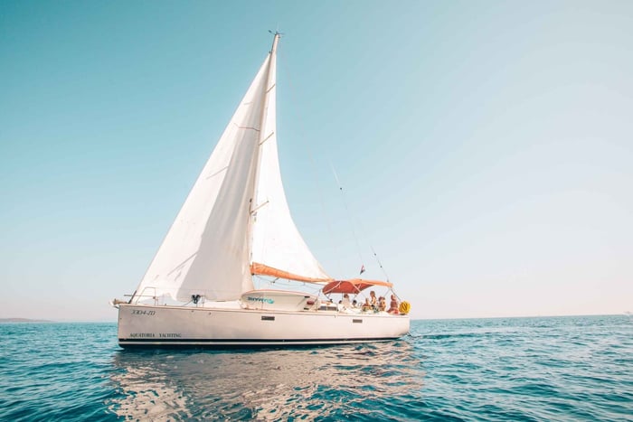 Hvarista: Hvar: Venekierros Pakleni-saarille Comfort Yachtilla