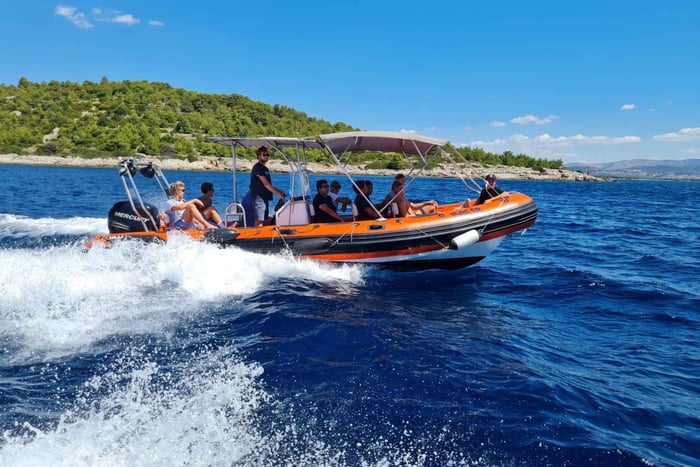 Desde Šibenik: tour en barco por 3 islas con baño en la Blue Lagoon