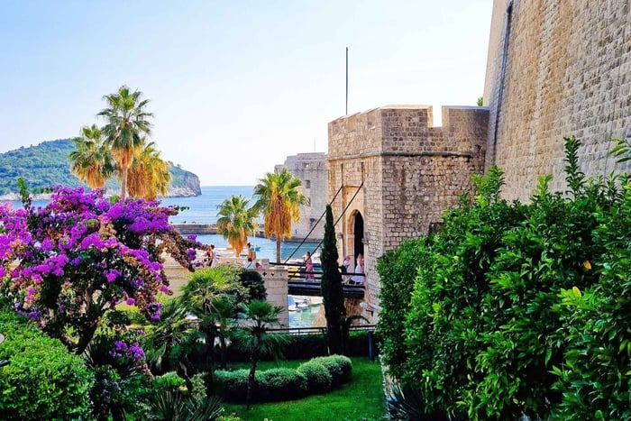 From Split/Trogir: Dubrovnik Guided Tour with a Stop in Ston