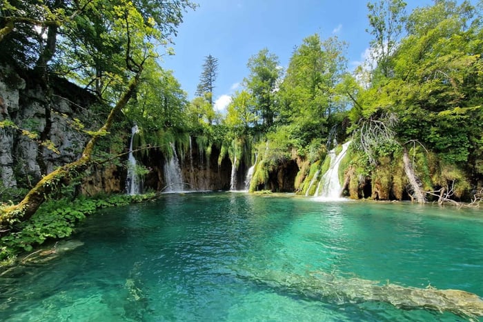 Ab Zadar: Plitvicer Seen Tagestour mit Guide und Bootstour