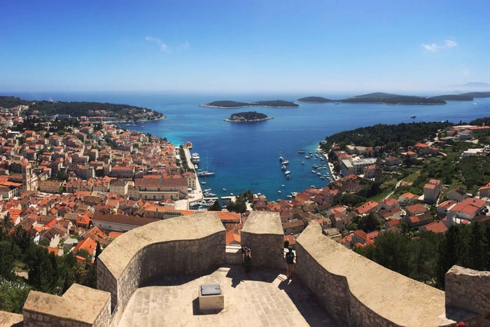 Hvar: Kulttuurikierros ja näkymät linnoitukselta paikallisen oppaan kanssa