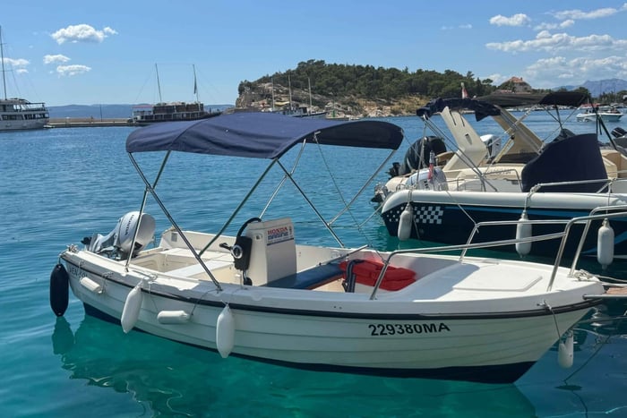 Makarska: Merivapauselämys – aja omaa venettäsi