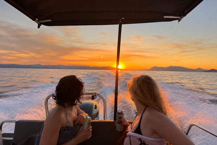 Makarska: Passeio de lancha rápida ao pôr do sol na baía escondida da ilha Brač