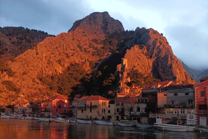 Verborgen juweeltjes van Omiš: rondleiding door de oude stad en het Mirabela-fort