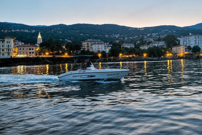 Opatija: Excursão de barco ao pôr do sol na Baía de Kvarner com bebidas e lanches